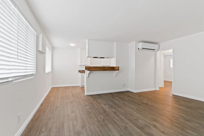 Foto del edificio - Bright Upstairs Apartment in North Long Beach