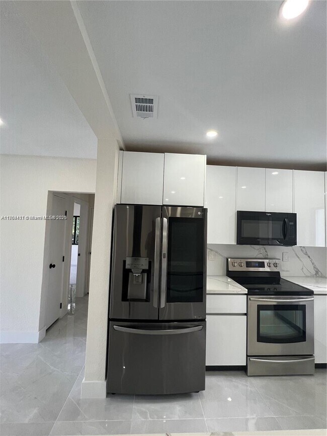 Foto del edificio - 12940 NW Miami Ct