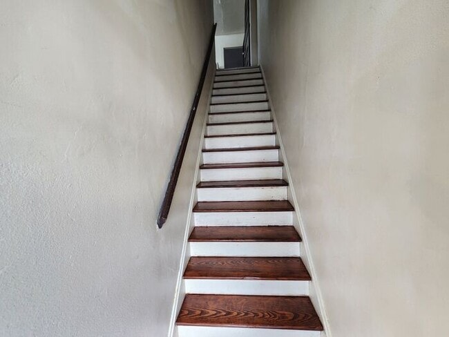 Building Photo - 1 Bedroom Apt Close to Campus - Cats Welcome!!