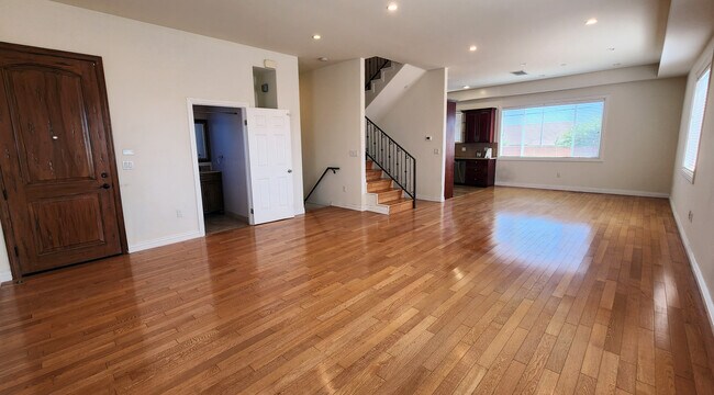 Building Photo - 1307 N Alexandria Ave
