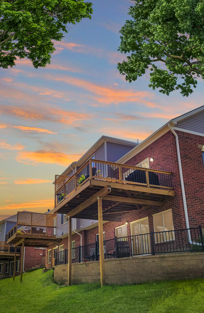 Sin precedentes Balcones de dos pisos - Andover Woods of Rochester Hills