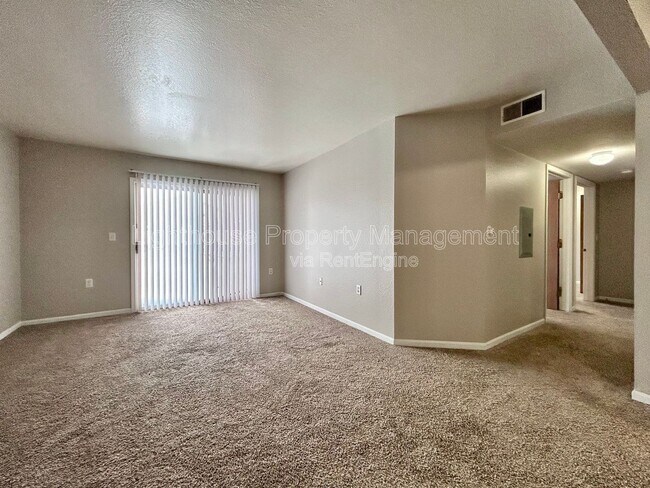 Foto del edificio - 585 W Randall St