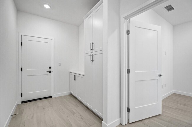 Foto del edificio - 10002 Central Ave