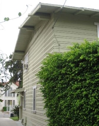 Building Photo - 1800-1802 1/2 N Kenmore Ave