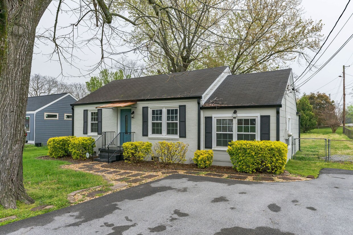 COMING SOON! Charming 3 bedroom 1 bathroom for rent! - COMING SOON! Charming 3 bedroom 1 bathroom for rent!