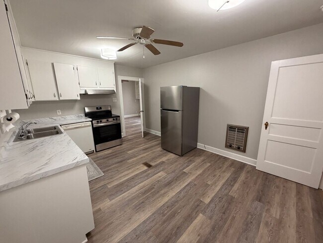 Building Photo - Charming 3 Bed 1 Bath Home Minutes From MTSU