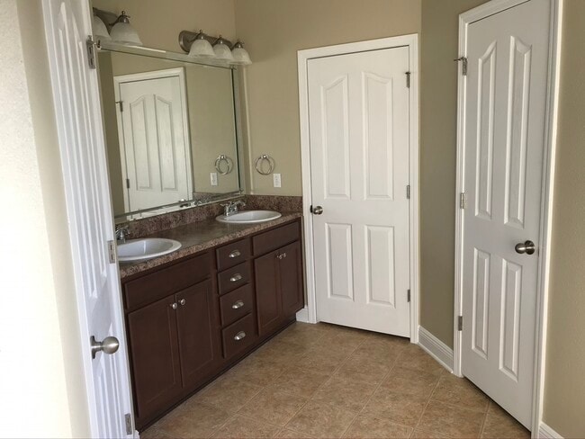 Building Photo - 806 Yew Cir