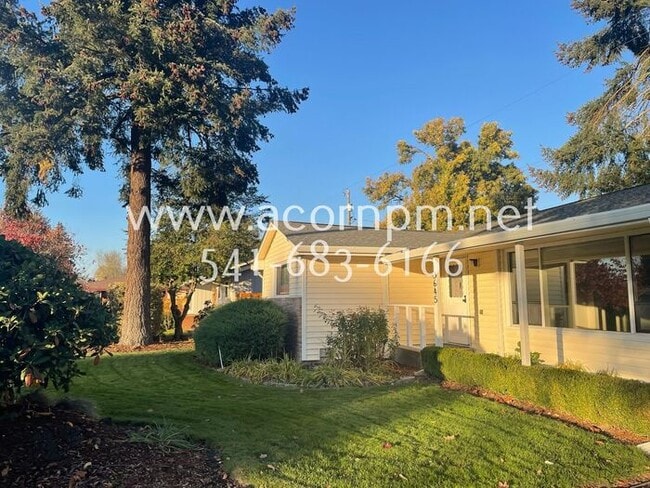 Building Photo - Geourgous 4 BD 2 BA Home in Eugene! Fenced...