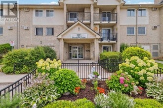 Building Photo - 727 Deveron Crescent