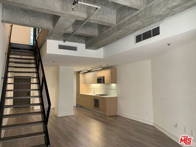 Foto del edificio - 727 W 7th St