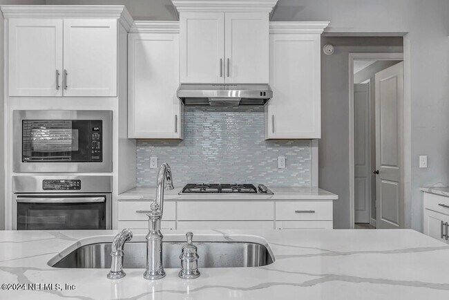 Foto del edificio - 588 Vista Lake Cir