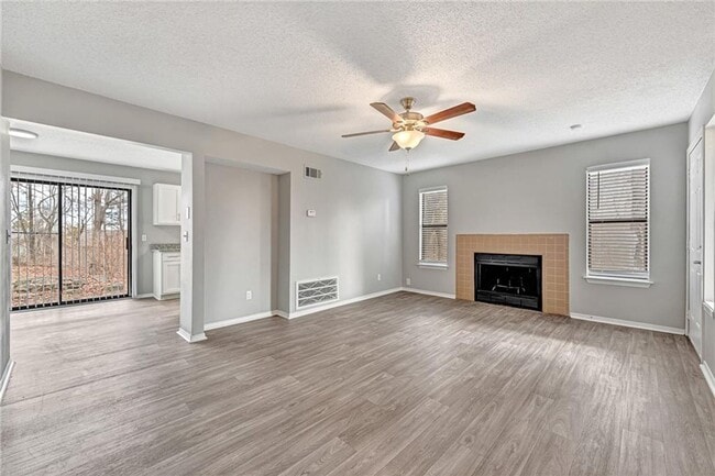 Building Photo - Updated 2 Bed 2 Bath Townhome located in East Fayetteville. Pool access included!