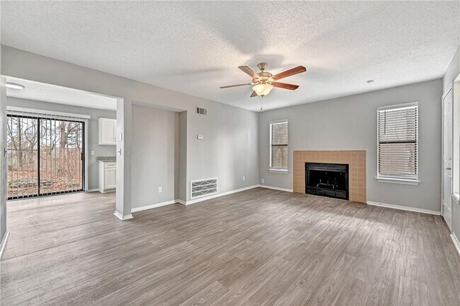 Foto del edificio - Updated 2 Bed 2 Bath Townhome located in East Fayetteville. Pool access included!