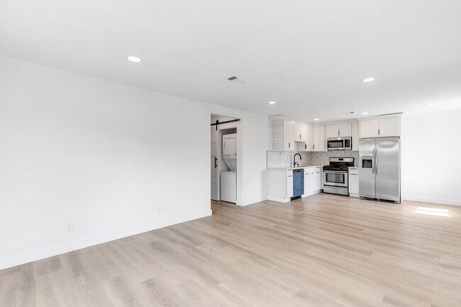 Foto del edificio - Fully Remodeled 4-Bed 2-Bath Home in Prime...