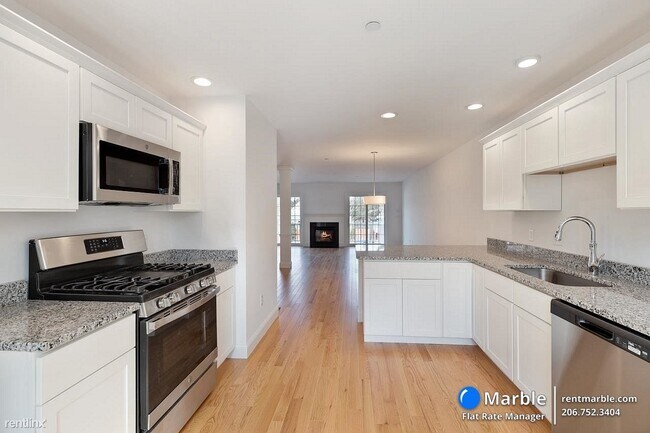 Building Photo - 3 br, 2.5 bath Townhome - 18 Dumaine Ave U...