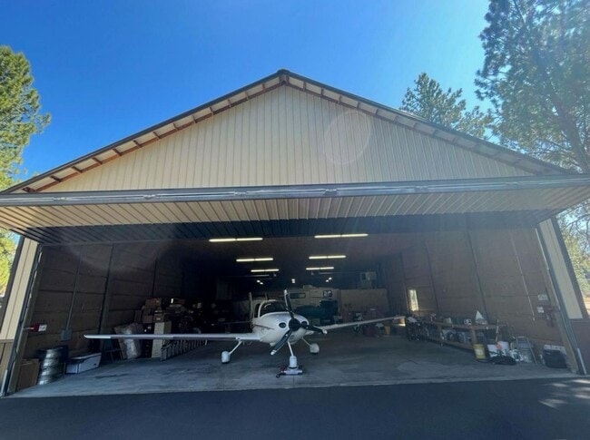 Building Photo - Fantastic 3-Bdr Home with Private Airport ...