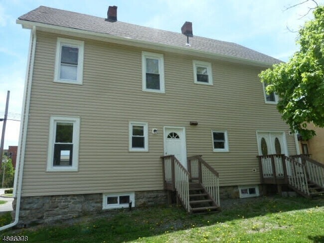 Building Photo - 8 Woodside Ave