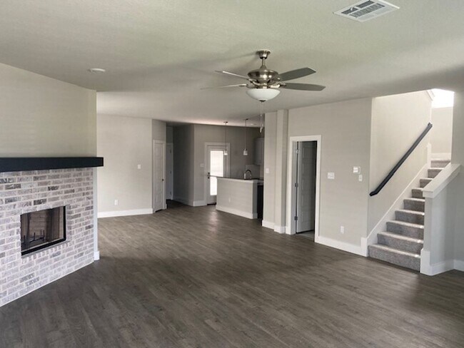 Building Photo - 4/2.5/2 - GREAT LOCATION near downtown and...