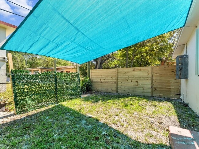 Foto del edificio - 5517 NW 1st Pl