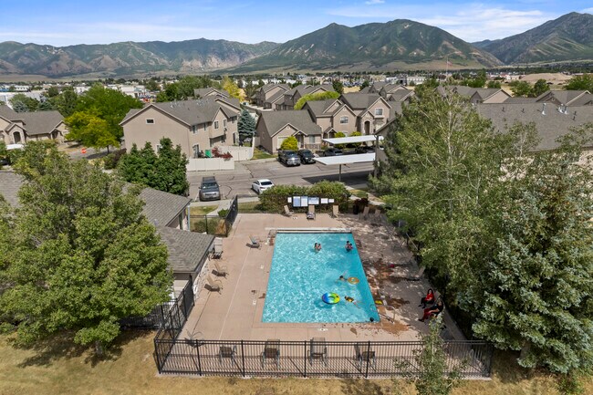 Pool and Clubhouse - 211 W 1160 N