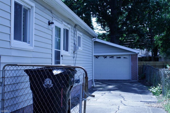 Foto del edificio - 3 br, 1 bath House - 19054 E 13 Mile Rd