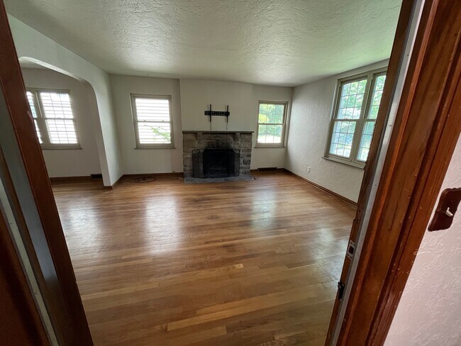 Living room - 3063 Sunset Dr - A