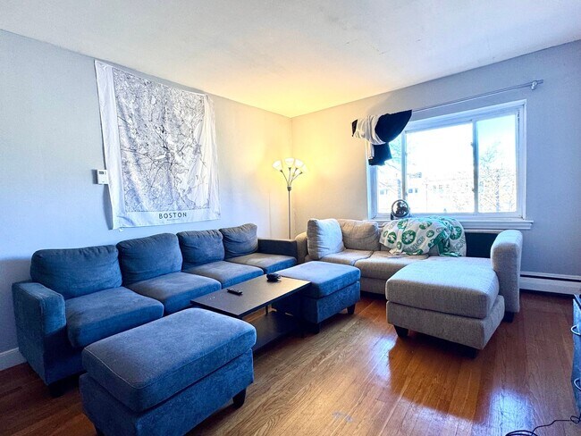 Foto del edificio - 2 BED WITH RENOVATED KITCHEN RIGHT BY B.C.