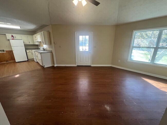 Foto del edificio - HALF OFF YOUR FIRST MONTH'S RENT!