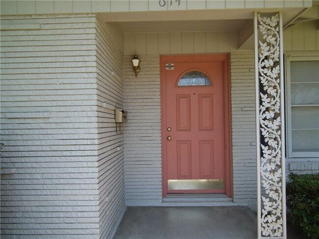 Building Photo - 614 Dolphin Pl