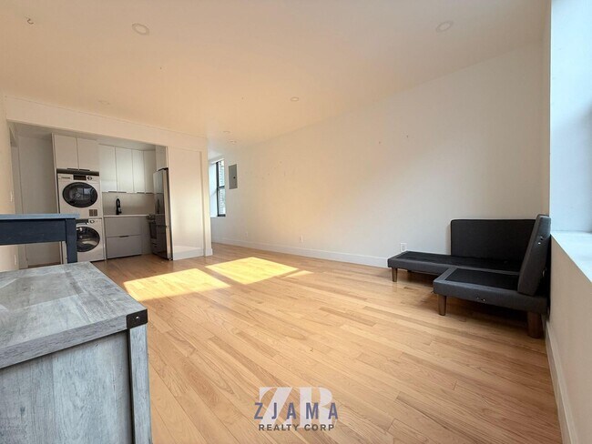 Foto del edificio - 90 E 18th St
