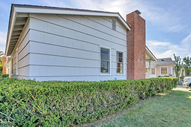 Building Photo - Two Bedroom, one bath Cottage with garage ...