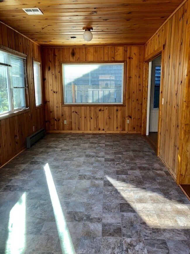 Building Photo - Cozy Gearhart Cottage