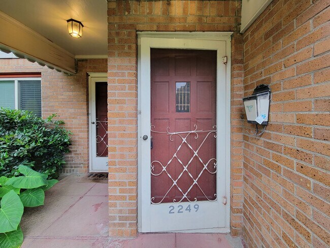 Foto del edificio - Step into your new home nestled in the vib...