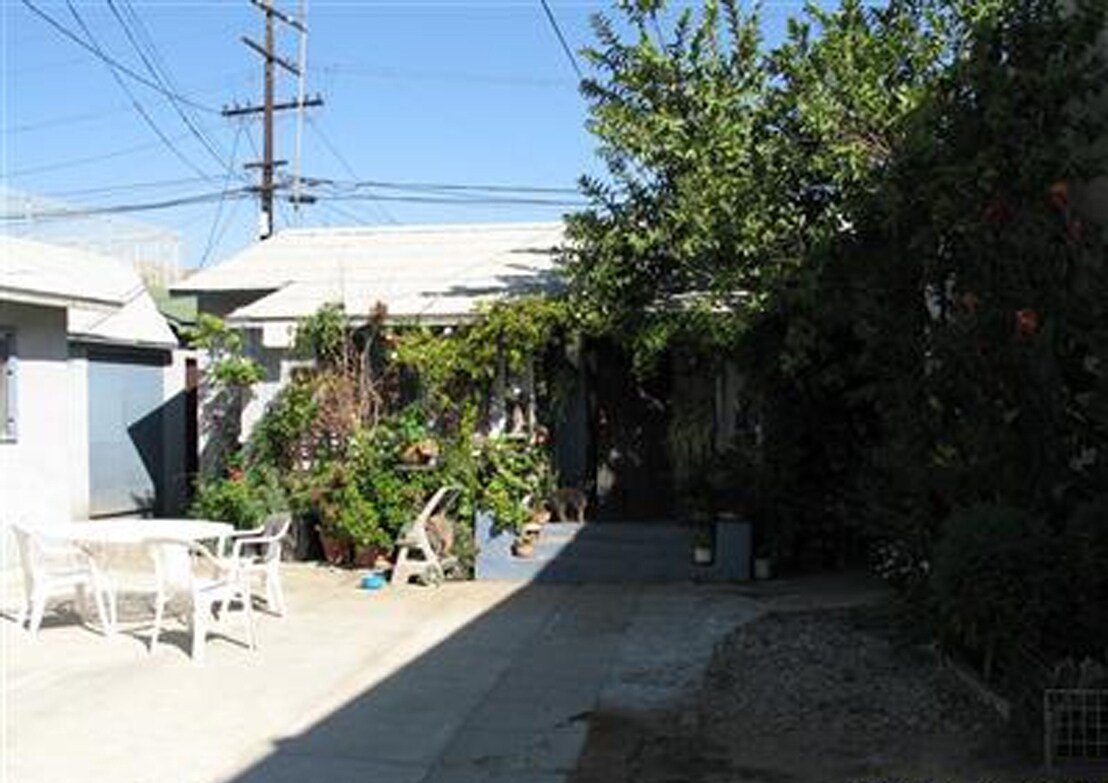 Rear Building Photo - 1535 Venice Blvd