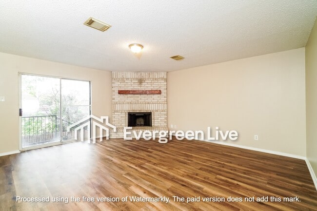 Foto del edificio - 8511 Coppermine