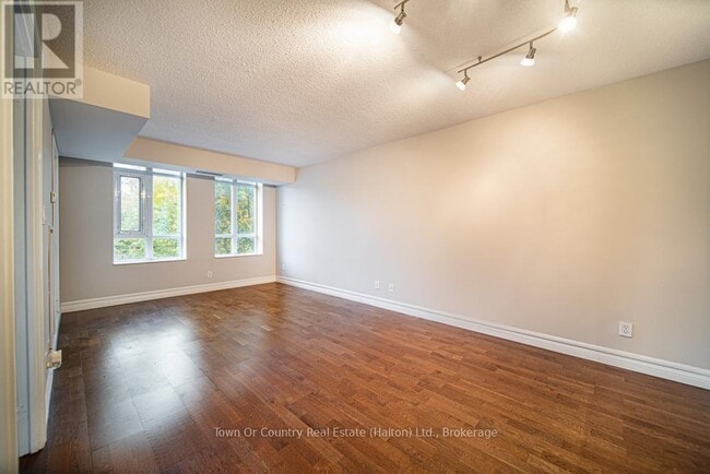 Photo du bâtiment - 900 Mt Pleasant Rd