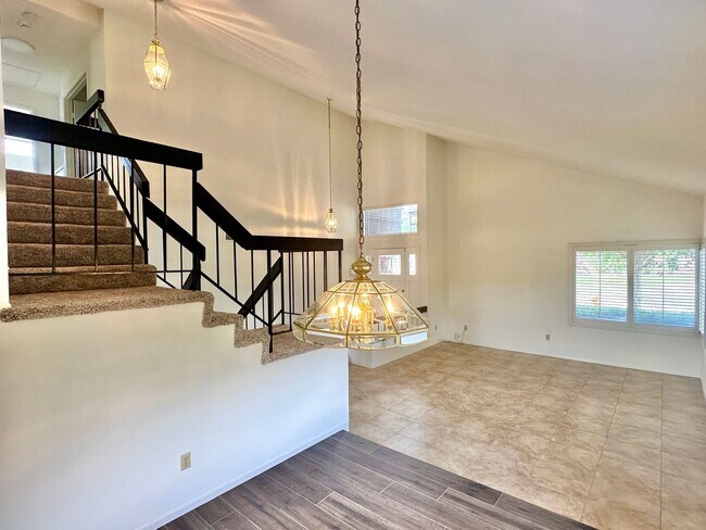Foto del edificio - Large Mabury Ranch Home with Pool and 3 Ca...