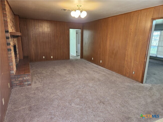 Foto del edificio - 2909 Oakdale Dr