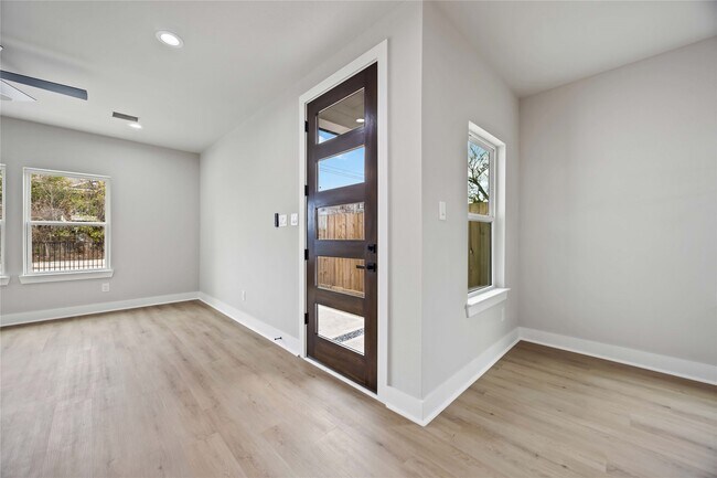 Foto del edificio - 8310 Mariah St