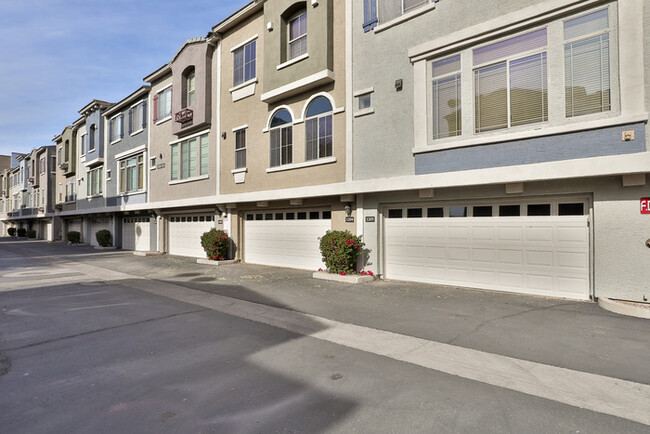 Building Photo - Tri Level, 2bd, 2.5ba condo