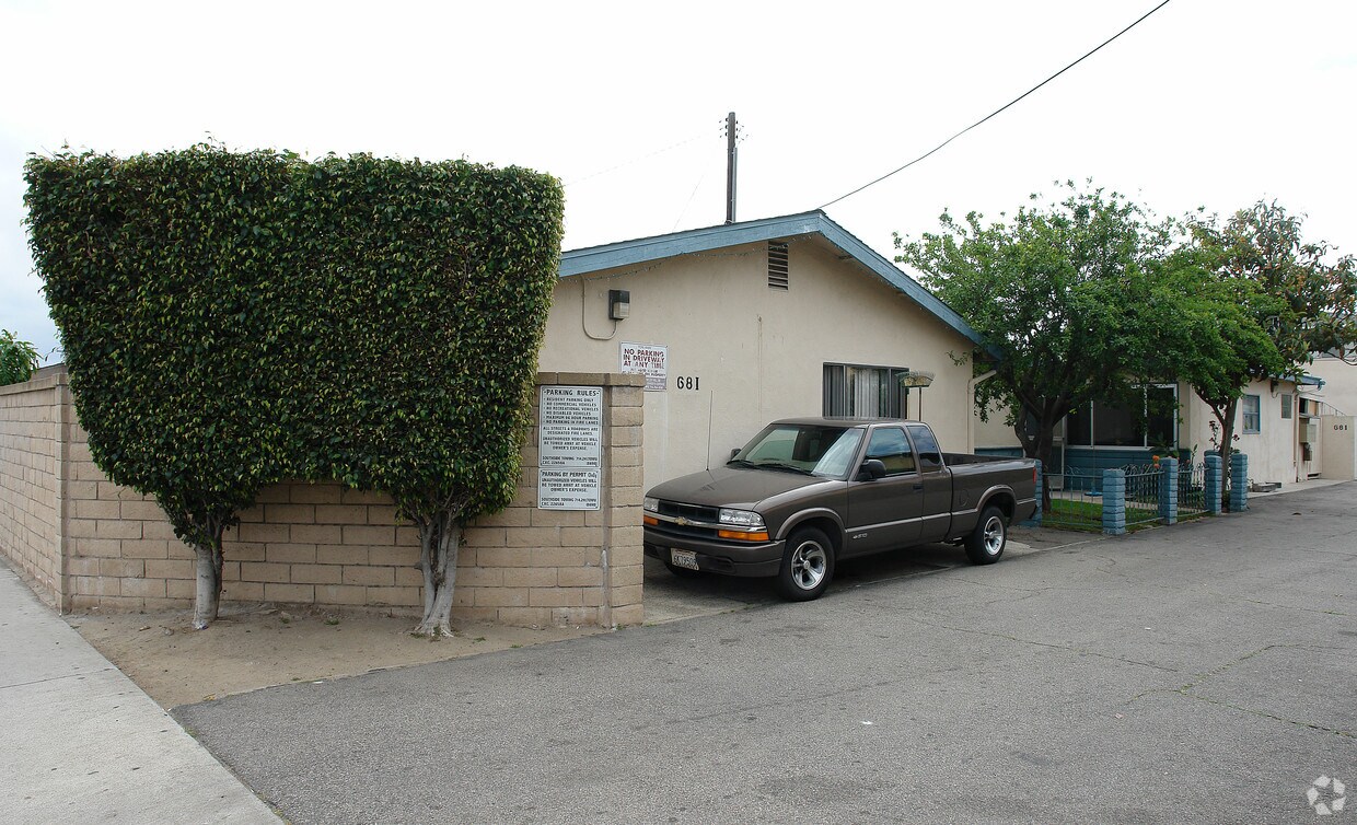 Primary Photo - 681 Victoria St
