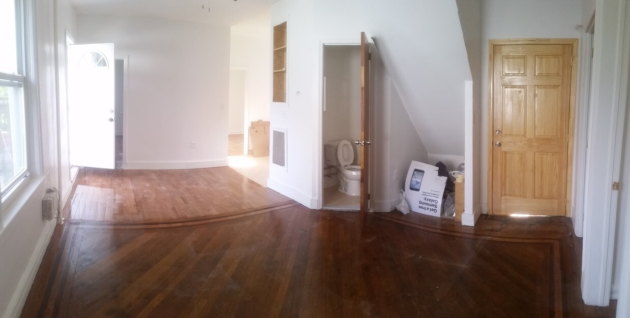 Sala de estar W/ baño auxiliar - 62 Scribner Ave