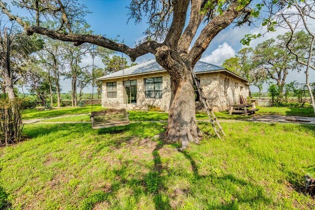 Foto del edificio - 6400 Cypress Rd