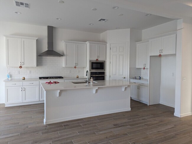 Building Photo - Spacious 4BR House in Goodyear