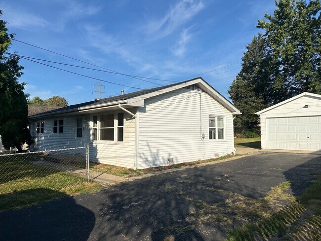 Building Photo - 222 E Clarendon Dr