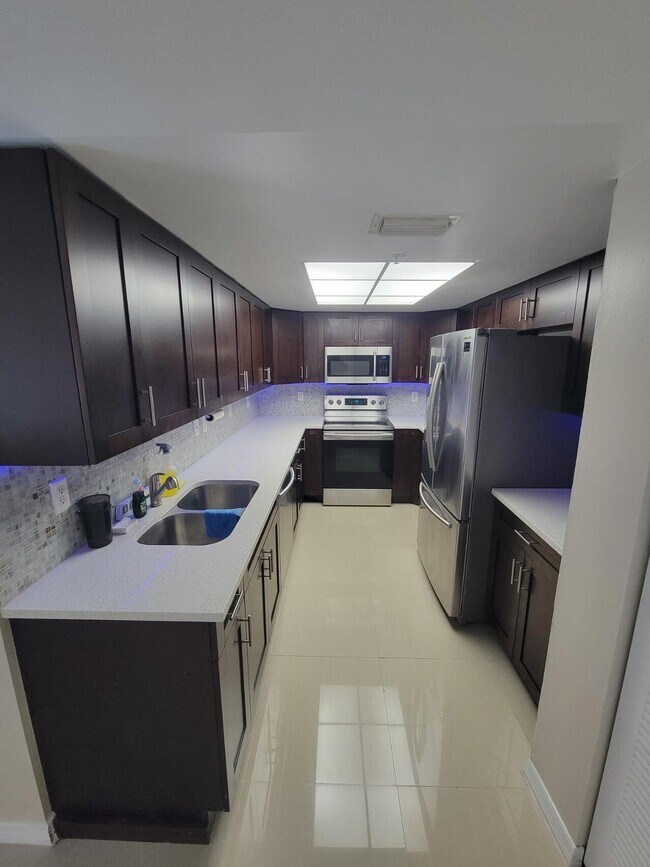 Foto del edificio - 1400 Crestwood Ct S