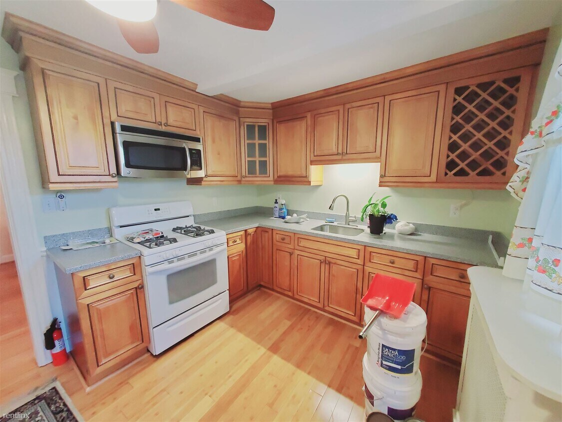 Primary Photo - 2 br, 1 bath Condo - 131 Soundview Ave Apt 2