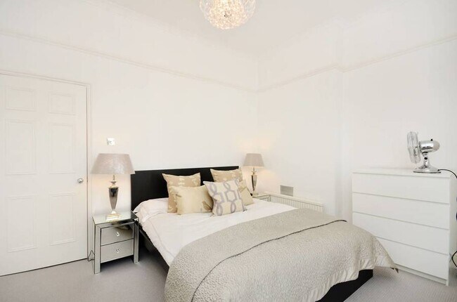 Building Photo - Fantastic Spacious And Private 1 bedroom a...