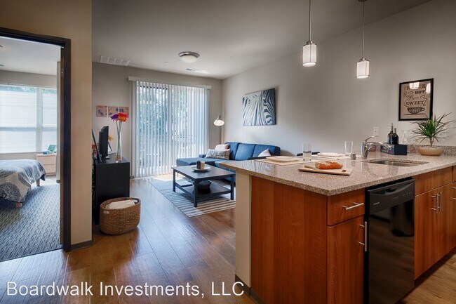 Building Photo - 1 br, 1 bath Apartment - 210-212 N. Basset...