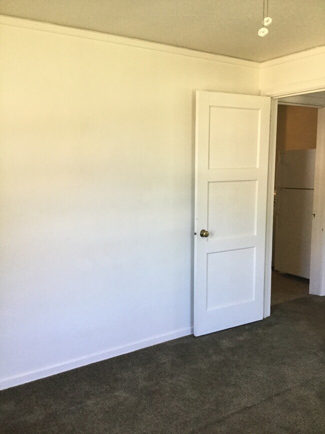 Foto del edificio - Quaint One Bedroom Duplex ~Close to Campus!
